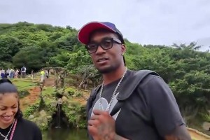 字母哥此前回看自己新秀照片！变身魔鬼筋肉人！